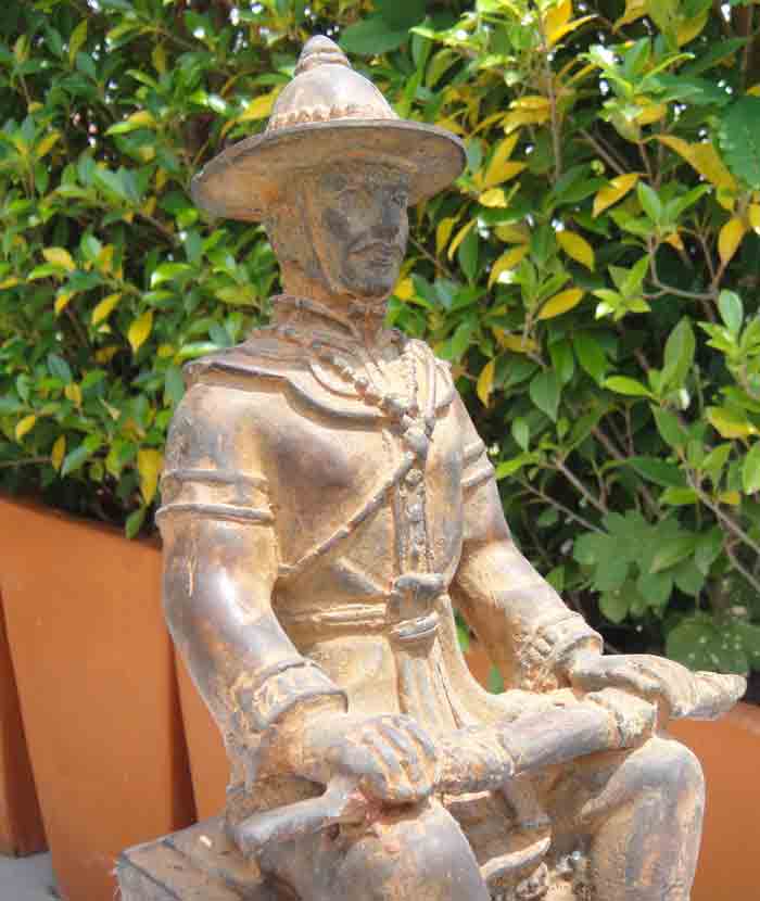 สมเด็จพระเจ้าตากสินมหาราช ขนาดบูชาหน้าตัก 5 นิ้ว ความสูง10.5 นิ้ว ฐาน 4.8 x 6 นิ้ว เนื้อโลหะผิวเก่า 