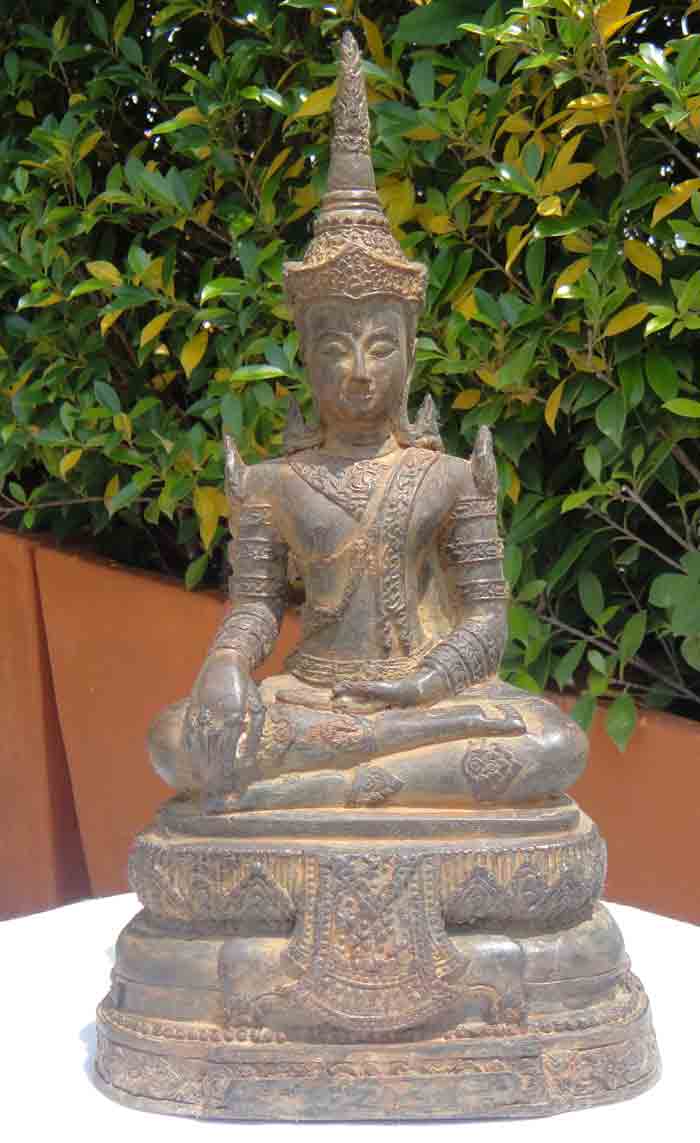 พระพุทธรูปบูชารัตนะทรงเครื่อง เนื้อโลหะผิวเก่า ขนาดหน้าตักกว้าง 4.5 นิ้ว ฐาน 7x4.5 นิ้ว สูง 11 นิ้วฐ