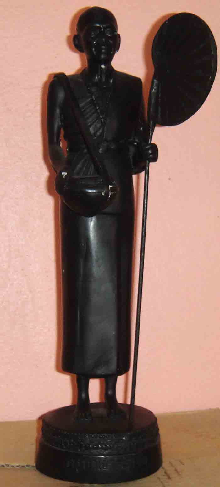 พระบูชาครูบาเจ้าศรีวิชัยยืนถือไม้เท้า ถือบาตร ฐาน 3.5 นิ้ว สูง 13 นิ้ว เนื้อทองเหลืงรมดำผิวหิ้งเดิมๆ