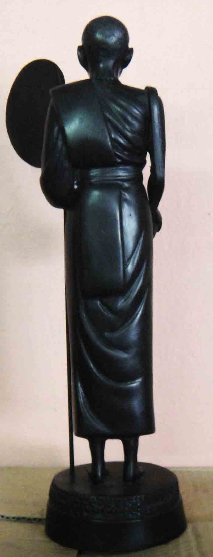 พระบูชาครูบาเจ้าศรีวิชัยยืนถือไม้เท้า ถือบาตร ฐาน 3.5 นิ้ว สูง 13 นิ้ว เนื้อทองเหลืงรมดำผิวหิ้งเดิมๆ