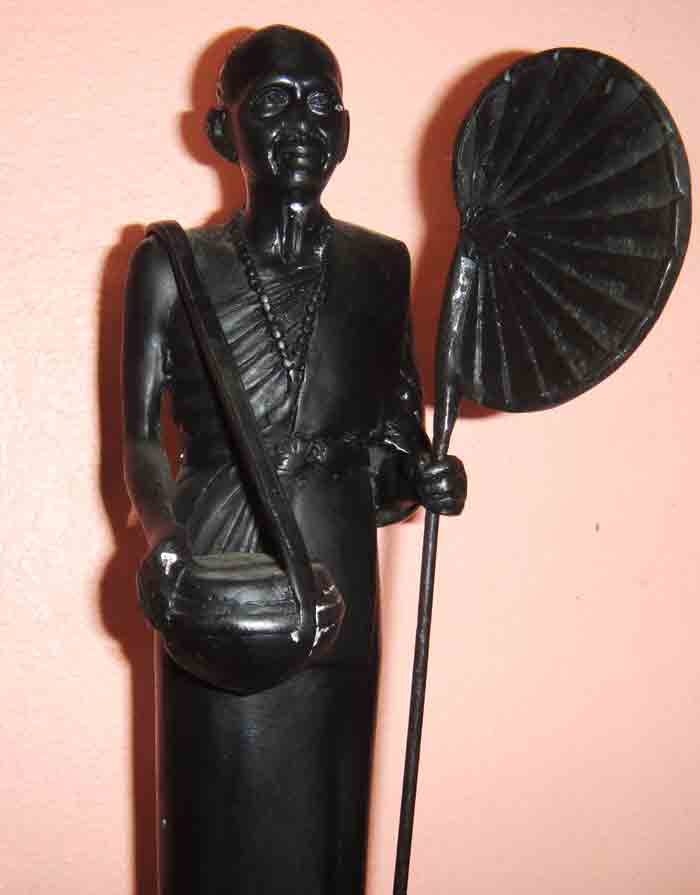 พระบูชาครูบาเจ้าศรีวิชัยยืนถือไม้เท้า ถือบาตร ฐาน 3.5 นิ้ว สูง 13 นิ้ว เนื้อทองเหลืงรมดำผิวหิ้งเดิมๆ