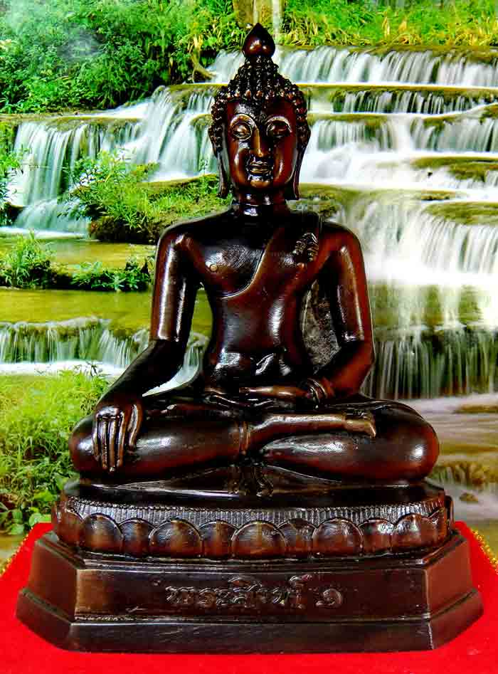 พระพุทธรูป พิมพ์เชียงแสน ( สิงห์ ๑ ) เนื้อโลหะ หน้าตัก 5 นิ้ว ใต้ฐานอุดแผ่นยันต์ ขนาดความสูง 8.5 นิ้