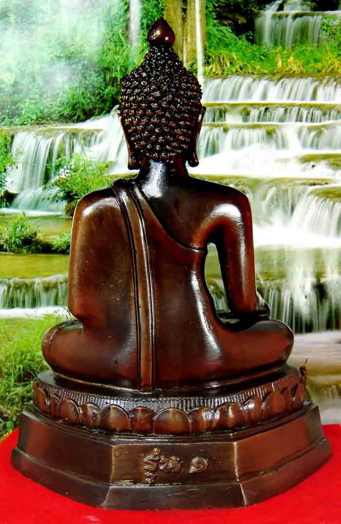 พระพุทธรูป พิมพ์เชียงแสน ( สิงห์ ๑ ) เนื้อโลหะ หน้าตัก 5 นิ้ว ใต้ฐานอุดแผ่นยันต์ ขนาดความสูง 8.5 นิ้