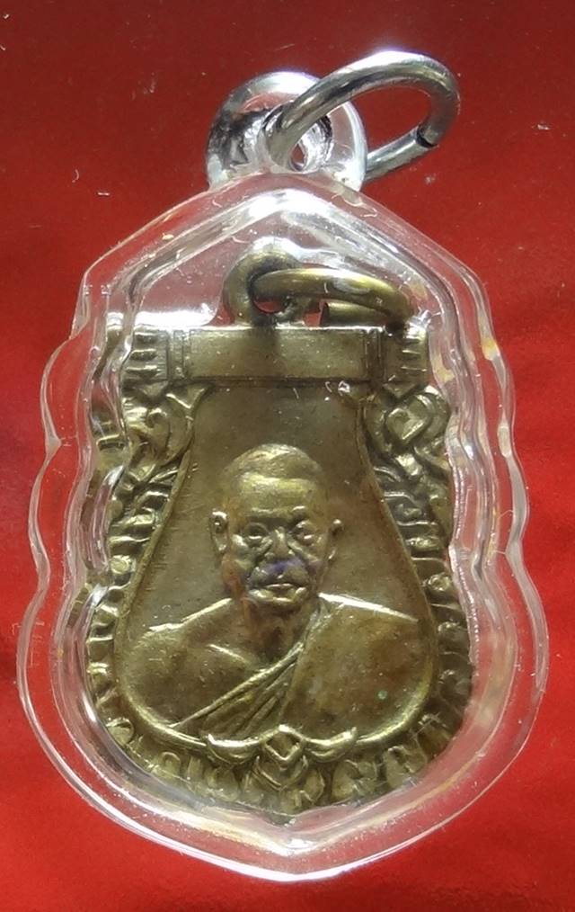  หลวงพ่อเงิน เสมากลาง กะไหล่ทองเต็มจมูกแดงนิดหน่อยครับ ปี2507