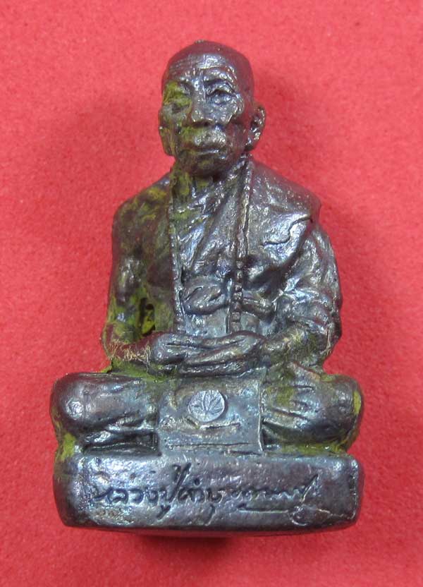 (พิมพ์ใหญ่)ทองแดงหล่อโบราณฐานภูเขา รูปหล่อหลวงปู่คำบุ คุตฺตจิตฺโต วัดกุดชมภู จ.อุบลราชธานี สายอิสาน
