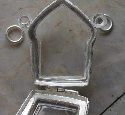 ตลับเงินฝั่เงพชร ลงยา 3 ห่วง  ใส่พระขุนแผนพรายกุมารพิมพ์ใหญ่ 