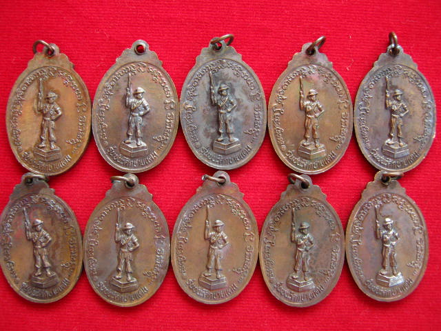 เคาะแรกแดง...10 เหรียญ...หลวงพ่อเกษม รุ่นชนะศึกชายแดน 9 พ.ค. 2528