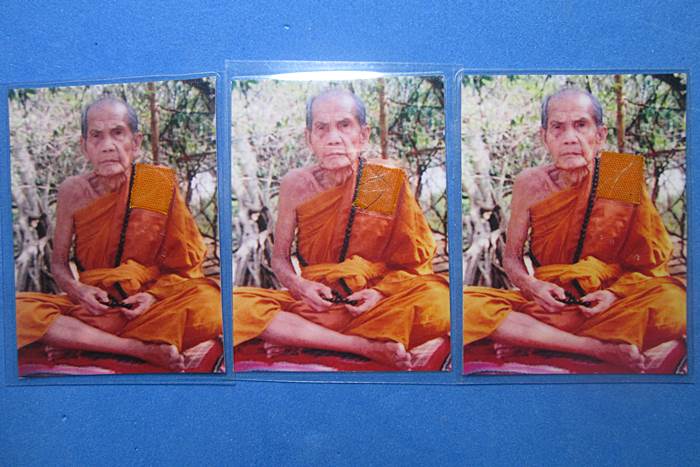 วัดใจ200+รูปถ่ายหลวงปู่หมุน3รูป ออกวัดซับลำใย ปี2543กว้าง1.5 นิ้ว สูง 2 นิ้ว ติดจีวร +เกศา