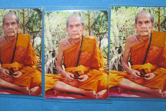 วัดใจ200+รูปถ่ายหลวงปู่หมุน3รูป ออกวัดซับลำใย ปี2543กว้าง1.5 นิ้ว สูง 2 นิ้ว ติดจีวร +เกศา
