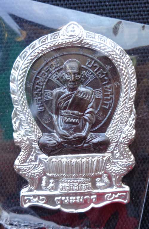 เหรียญเลขสุดท้าย+++เหรียญนั่งพาน รุ่นชนะมาร(( เนื้อนวะ+ซุ้มหน้ากากเงิน ))แยกชุดทองคำ(สร้าง 39) หลวงพ