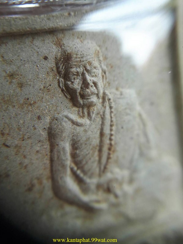 พระเนื้อผงรูปเหมือนรุ่นแรกพิมพ์นั่งตั่งหลวงปู่หมุน วัดบ้านจาน