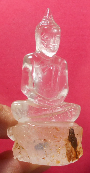 พระพุทธรูป แกะจากหินแก้ว สีขาว สวยครับ