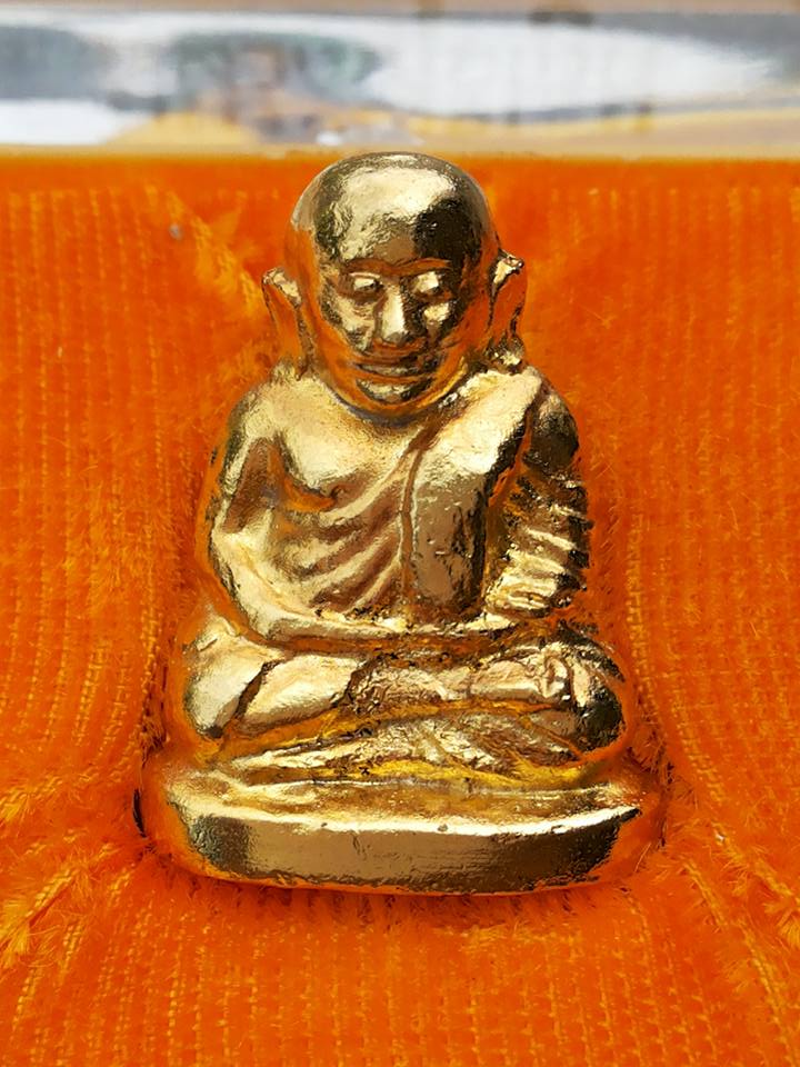 หลวงพ่อเงิน วัดวังตะโก จ.พิจิตร รุ่นพิเศษ ปี 2525 เนื้อกะไหล่ทอง สภาพเดิมยกชุด