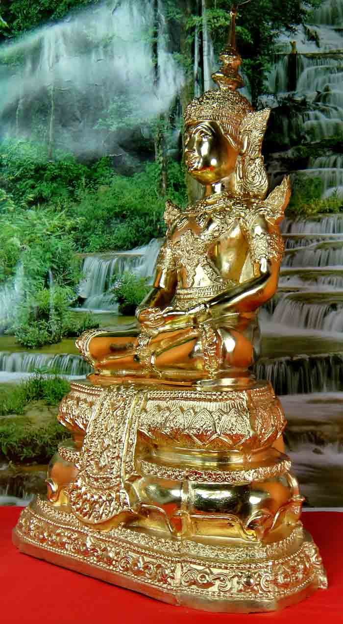 พระแก้วมรกต ทรงเครื่องฤดูร้อน เนื้อทองเหลืองขัดมัน ขนาดตั้งบูชาองค์ใหญ่ หน้าตัก 7 นิ้ว นิ้ว ฐานกว้าง