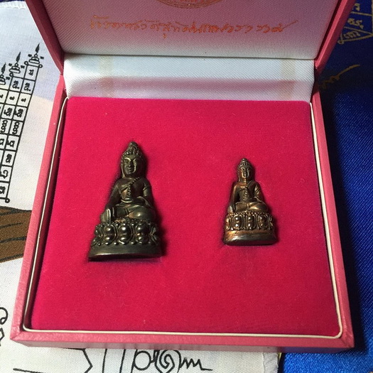 พระกริ่งมังกรทองและพระชัยวัฒน์ วัดสุทัศน์ เนื้อนวโลหะ หลวงปู่หมุน ฐิตสีโล ปลุกเสก 