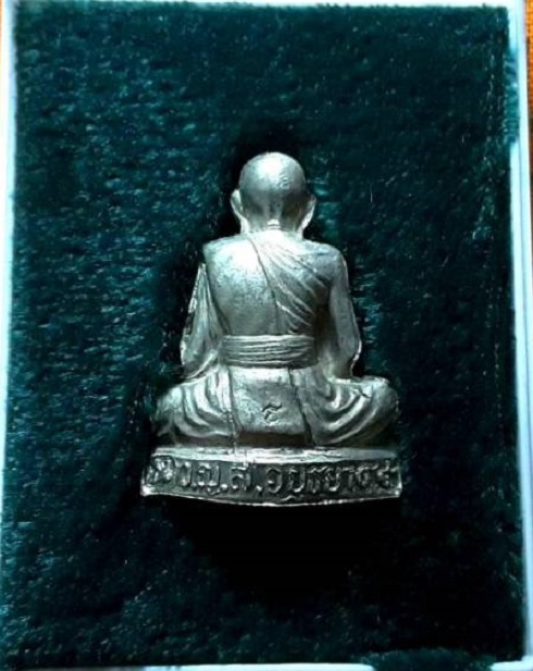 รูปเหมือนปั๊มรุ่นแรก เนื้ออัลปาก้า หลวงปู่ชื้น วัดญาณเสน ปี45 ตอกโค๊ตด้านหลัง