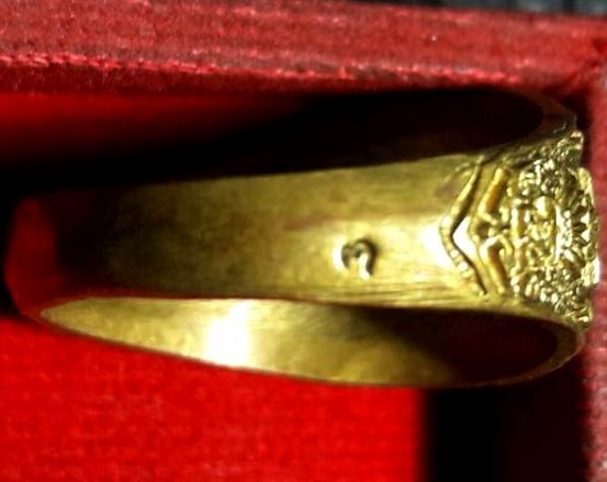 แหวนรัตนจักรชัยสิทธิ์+จาร หลวงปู่ชื้น วัดญาณเสน ปี40 เนื้อทองเหลือง ตอกโค๊ตและจารใต้ท้อง