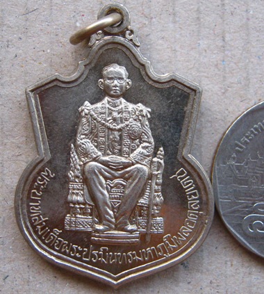 เหรียญในหลวงนั่งบัลลังค์ ฉลองครองราชย์ 50 ปี พ.ศ. 2539 เนื้ออัลปาก้า พร้อมซองเดิม