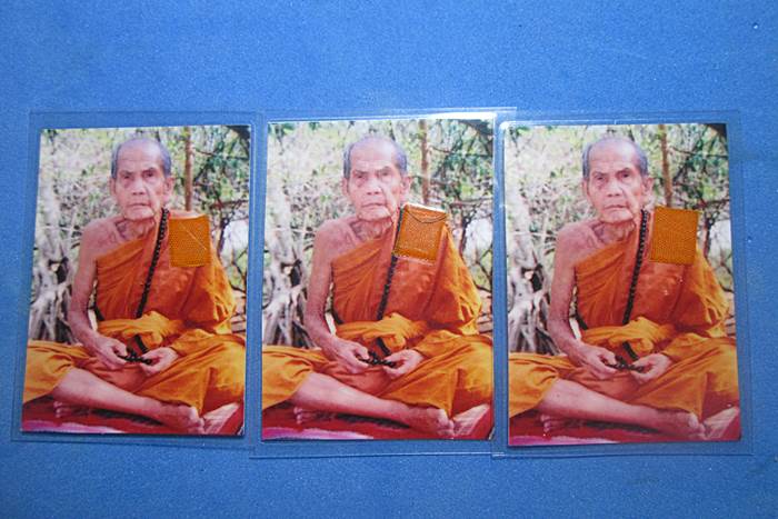 วัดใจ200+รูปถ่ายหลวงปู่หมุน3รูป ออกวัดซับลำใย ปี2543กว้าง1.5 นิ้ว สูง 2 นิ้ว ติดจีวร +เกศา