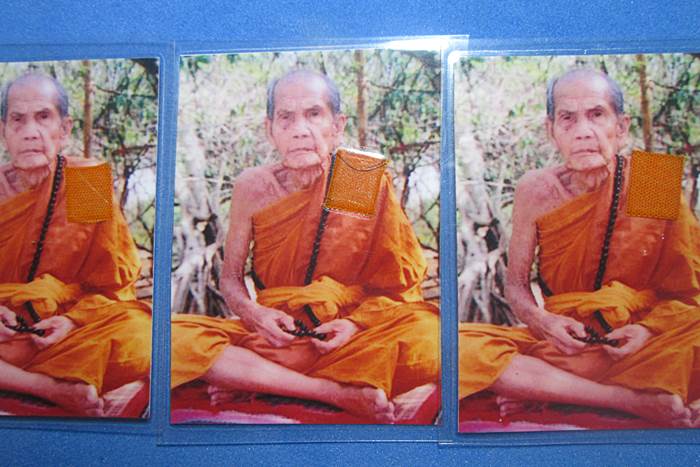 วัดใจ200+รูปถ่ายหลวงปู่หมุน3รูป ออกวัดซับลำใย ปี2543กว้าง1.5 นิ้ว สูง 2 นิ้ว ติดจีวร +เกศา