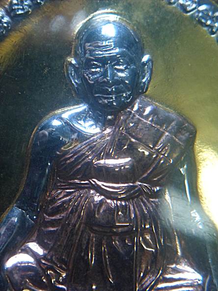 เหรียญหลวงปู่หงษ์ พรหมปัญโญ เหรียญเจริญพรล่าง หลังยันต์เกาะเพชร เนื้อสามกษัตริย์ สวยๆ เลี่ยมกันน้ำให