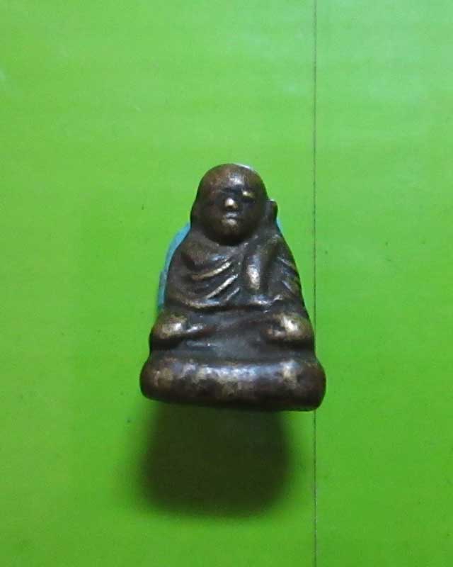 หลวงพ่อเงิน บางคลาน รุ่นปืนแตก แจกแม่ครัว . ปี พ.ศ.๒๕๒๘ (2.)