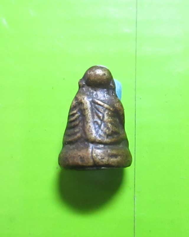 หลวงพ่อเงิน บางคลาน รุ่นปืนแตก แจกแม่ครัว . ปี พ.ศ.๒๕๒๘ (2.)