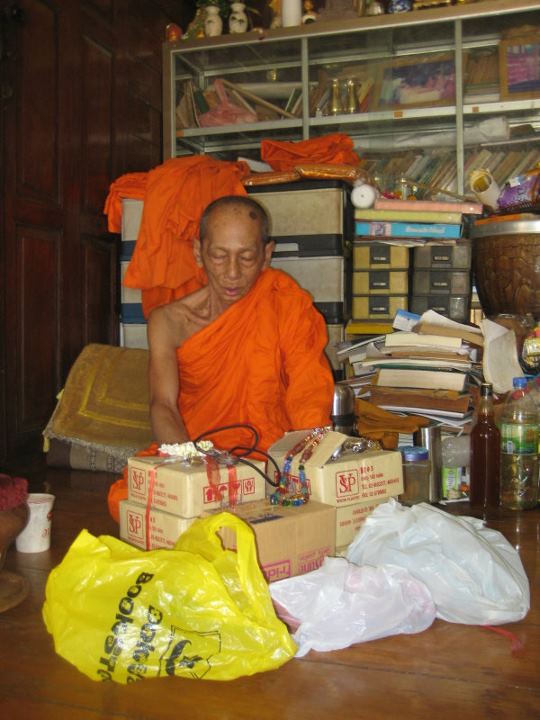 เหรียญพรหมสี่หน้า กรรมการไม่ตัดปีก หลังรอยจารมือ " หลวงพ่อบุญเรือง(หลวงลุงดำ) อนุรักกกาโม "