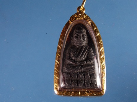 หลวงปู่ทวด วัดช้างให้ เนื้อว่าน นิยม พิมพ์ใหญ่ หน้าใหญ่ ปี24 เลี่ยมทอง