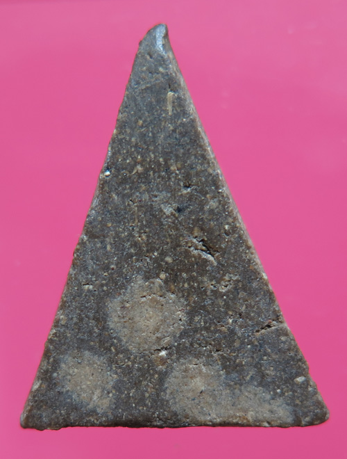 นางสามเหลี่ยมเนื้อผงน้ำมัน เสาร์ 5 หลวงพ่อกวย วัดโฆษิตาราม ชัยนาท