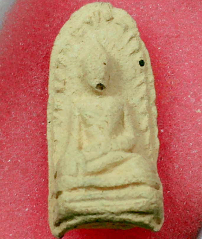 พระรอด วัดพระสิงห์ จ.เชียงใหม่ พ.ศ.๒๔๙๖ พิมพ์หน้าเทวดา เนื้อสีขาว