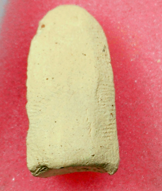 พระรอด วัดพระสิงห์ จ.เชียงใหม่ พ.ศ.๒๔๙๖ พิมพ์หน้าเทวดา เนื้อสีขาว