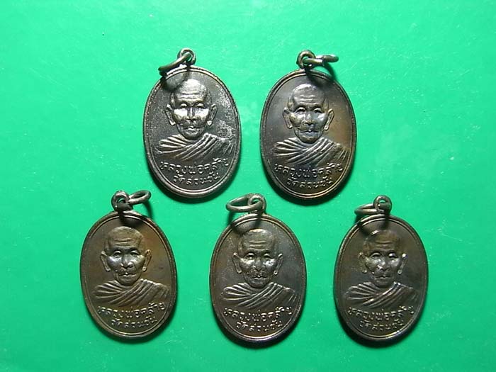 วัดใจ เคาะเดียว 5 องค์ 550 บาท เหรียญพ่อท่านคล้าย วัดสวนขัน รุ่นฟ้าผ่า ปี 2536 4