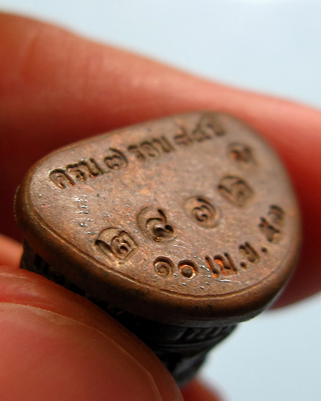 รูปหล่อครบ 7 รอบ ๘๔ ปี หลวงปู่บัว ถามโก เนื้อนวะก้นทองแดง หมายเลข ๒๘๗๒ พร้อมกล่องเดิมจากวัด