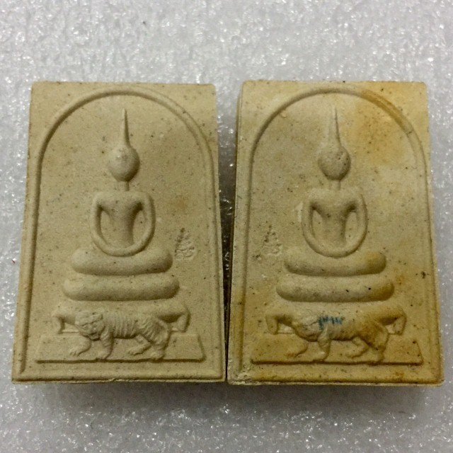 KSS1# คัดสวยมว๊าก เคาะเดียวแดง !! เปิดเป็นคู่ ตะกรุดเงิน+โรยพลอย ของดีปีลึก สมเด็จขี่เสือเนื้อผงพราย