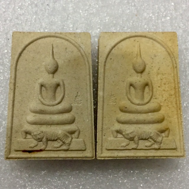 KSS3# คัดสวยมว๊าก เคาะเดียวแดง !! เปิดเป็นคู่ ตะกรุดเงิน+โรยพลอย ของดีปีลึก สมเด็จขี่เสือเนื้อผงพราย