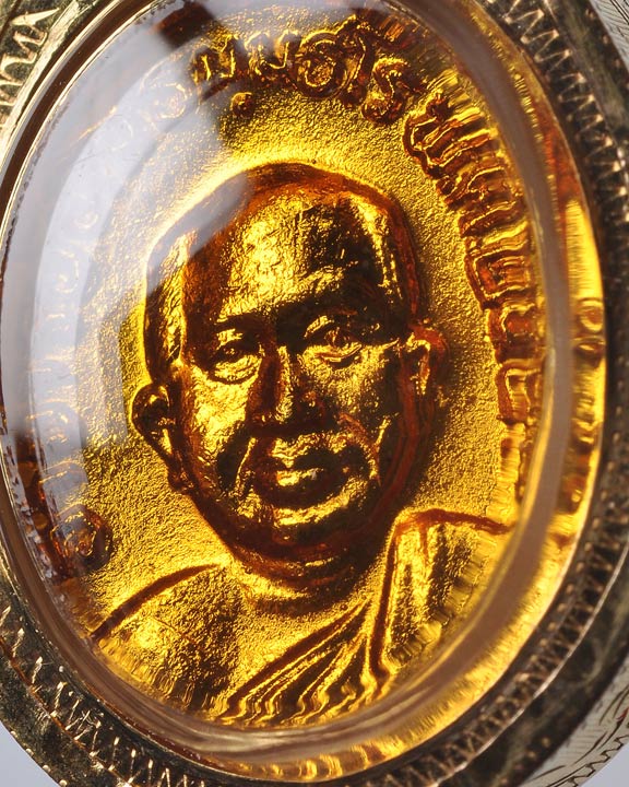 หลวงพ่อทวดเม็ดแตงเคลือบลงยาสีแดง2522 เลี่ยมกรอบทองพร้อมใช้ สวยมาก