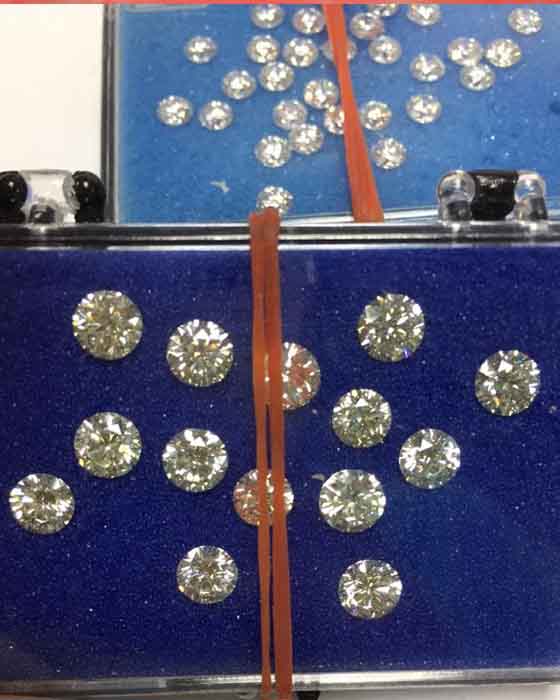 เพชรเบลเยี่ยม มีทุกไซด์ ตั้งแต่1ตังค์ ถึง3กะรัตมีน้ำให้เลือก ตั่งแต่ 94-99%  นำไปล้อมกรอบพระเชิญครับ