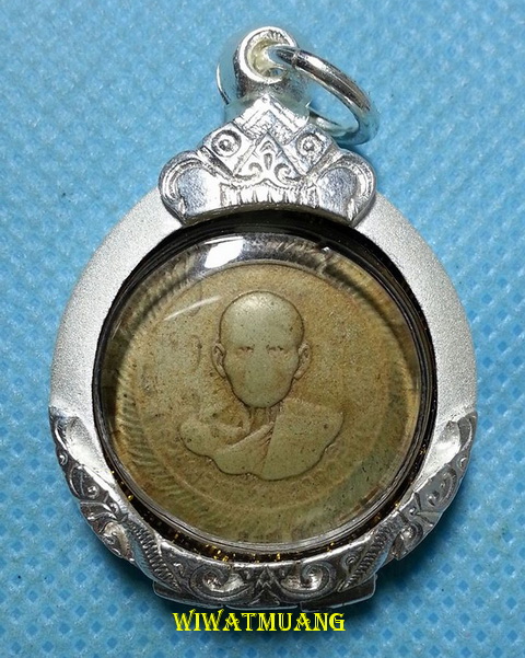 เหรียญกลมเล็กพ่อท่านคล้าย วาจาสิทธิ์ จ.นครศรีธรรมราช บล๊อคหูจุด ปี2505 เนื้ออัลปาก้าเลี่ยมตลับเงิน 