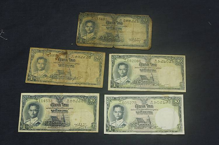 ธนบัตร 1 บาท จัดให้ 5 ใบ