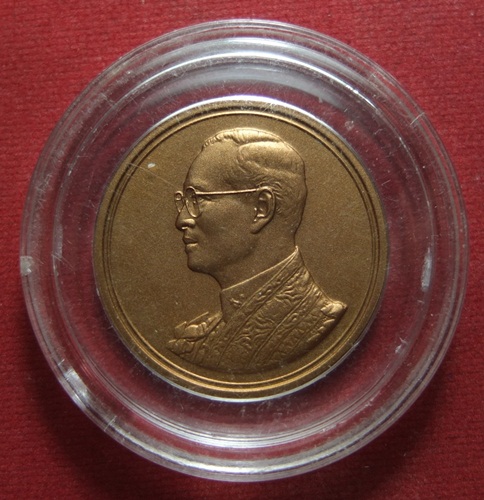เหรียญในหลวง  ฉลองสิริราชสมบัติครบ 60 ปี เนื้อทองแดง กรมธนารักษ์ สร้างเมื่อปี 49