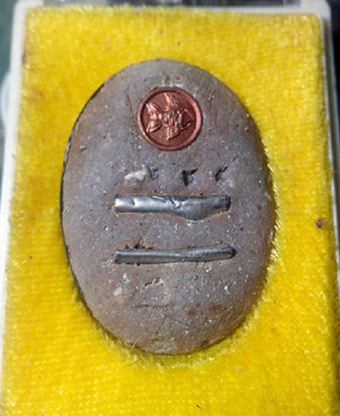 ล็อกเก็ตไข่ฉากขาว หลังผงว่านชานหมาก+เกศา หลวงปู่ทิม วัดพระขาว ตอกโค๊ตที่ตะกรุดเงิน 2ดอก