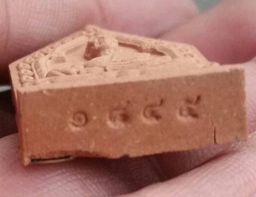 พระผงพรายกุมารไตรมาส56 เนื้อผงพุทธคุณผสมผงพลายกุมารสีชมพูฝังตะกุดทองแดง+ พลอย +ข้าวสานหิน