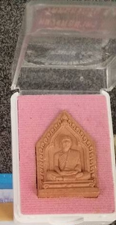 พระผงพรายกุมารไตรมาส56 เนื้อผงพุทธคุณผสมผงพลายกุมารสีชมพูฝังตะกุดทองแดง+ พลอย +ข้าวสานหิน