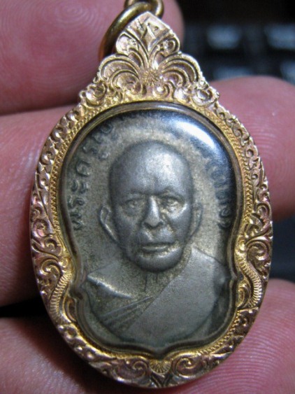 เหรียญแจกแม่ครัวหลวงพ่อแดง ปี2505 เนื้ออัลปาก้า วัดเขาบันไดอิฐ จ.เพชรบุรี มีเลี่ยมทองแท้หนา