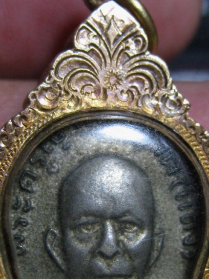 เหรียญแจกแม่ครัวหลวงพ่อแดง ปี2505 เนื้ออัลปาก้า วัดเขาบันไดอิฐ จ.เพชรบุรี มีเลี่ยมทองแท้หนา