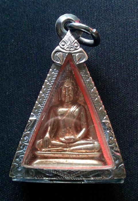 พระนางพญาหลังรูปเหมือนหลวงพ่อรวยเนื้อกะไหล่ทอง  ปี2539