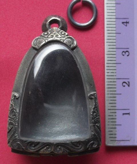 ตลับเงินเก่า แกะลายจ  ปิดหลัง ใส่พระรูปหล่อลอยองค์  เคาะเดียว 