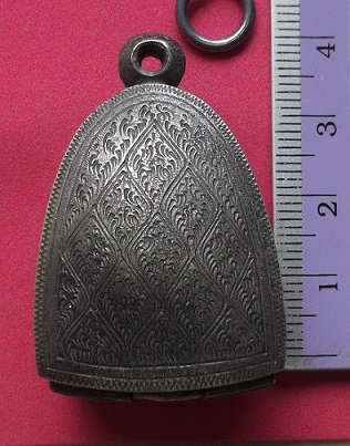 ตลับเงินเก่า แกะลายจ  ปิดหลัง ใส่พระรูปหล่อลอยองค์  เคาะเดียว 