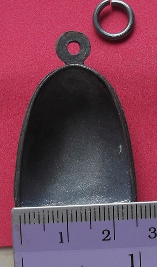 ตลับเงินเก่า แกะลายจ  ปิดหลัง ใส่พระรูปหล่อลอยองค์  เคาะเดียว 